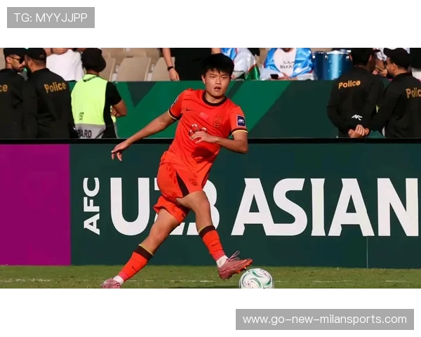 上海海港杨希回追滑铲，干净断球引爆训练场